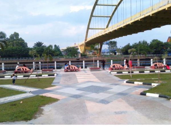 Indahnya Menikmati Sore Hari di Taman Rumah Singgah Tuan Kadi Ditepi Sungai Siak