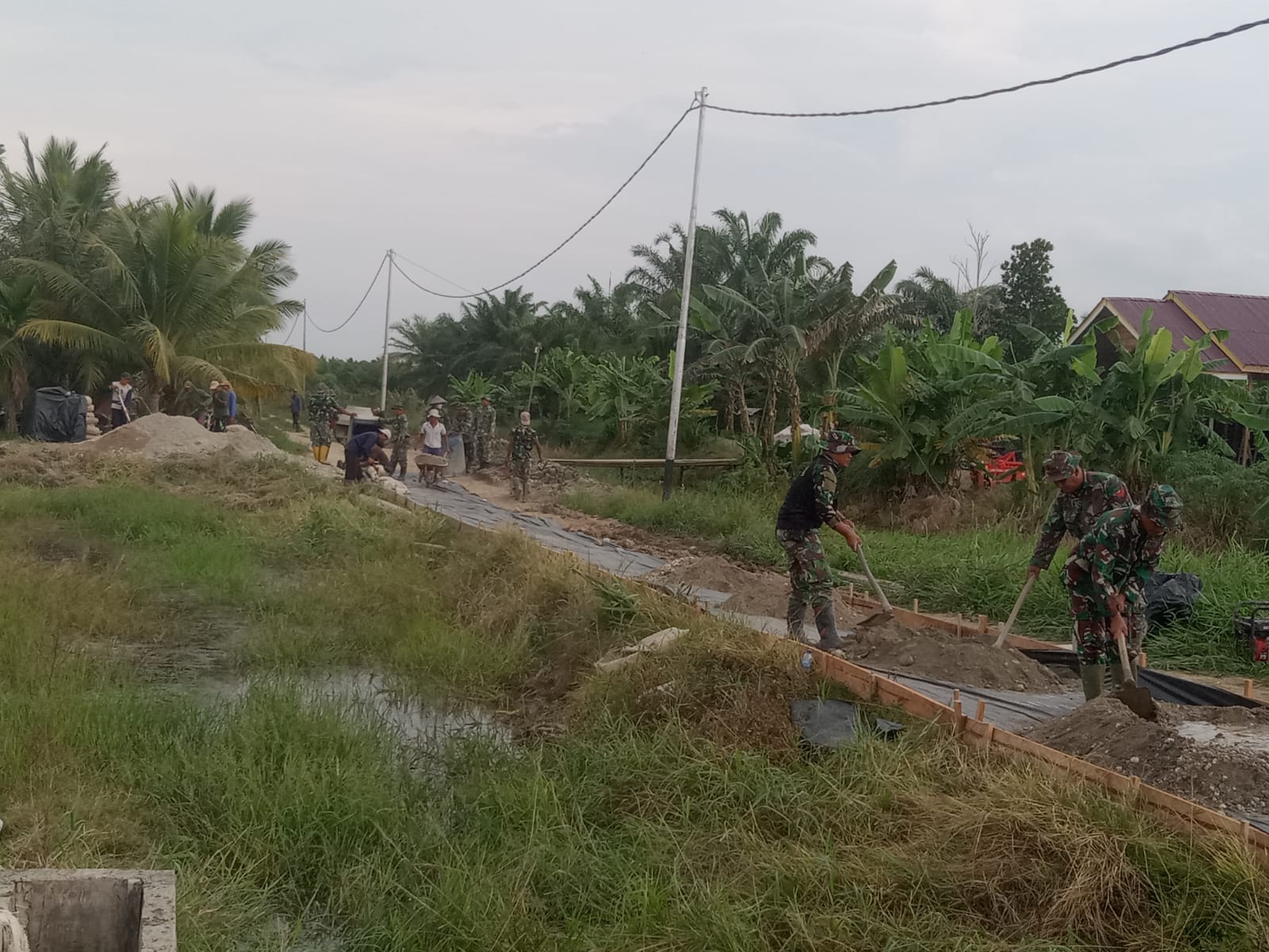 Semenisasi Jalan SK 7 Capai 95%, TMMD ke-125 Kodim 0321/Rohil Kebut Penyelesaian Jelang Penutupan