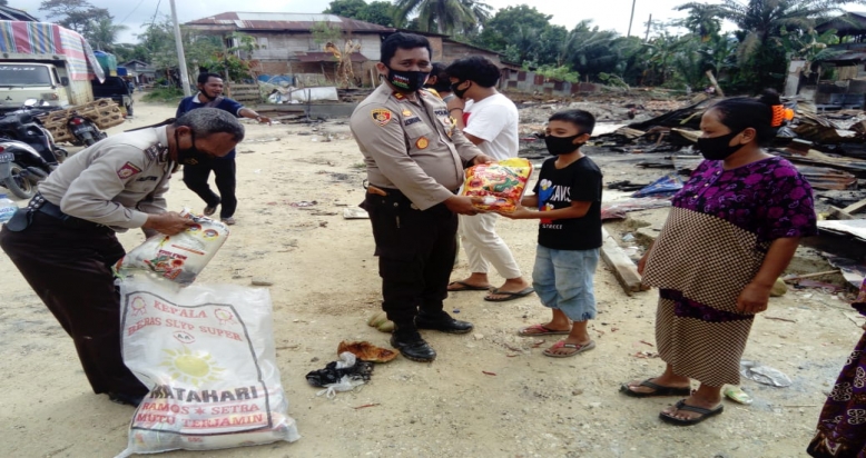 Belasan Korban Kebakaran Mendapat Bantuan Kapolres Inhu 