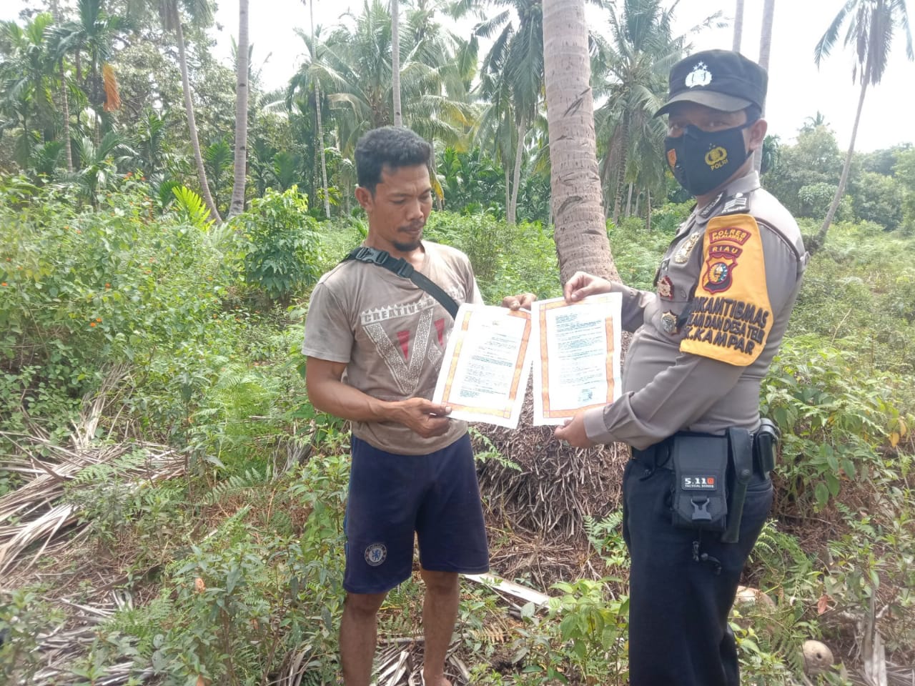 Cegah Karhutla Kuala Kampar,  Brigadir Rico Arfanzi  Berpatroli dan Bagi Imbauan