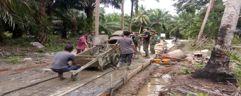 Peran Gerobak Dorong Antar Material Ke Lokasi Pembangunan Jalan TMMD Ke-108 Kodim 0303 Bengkalis