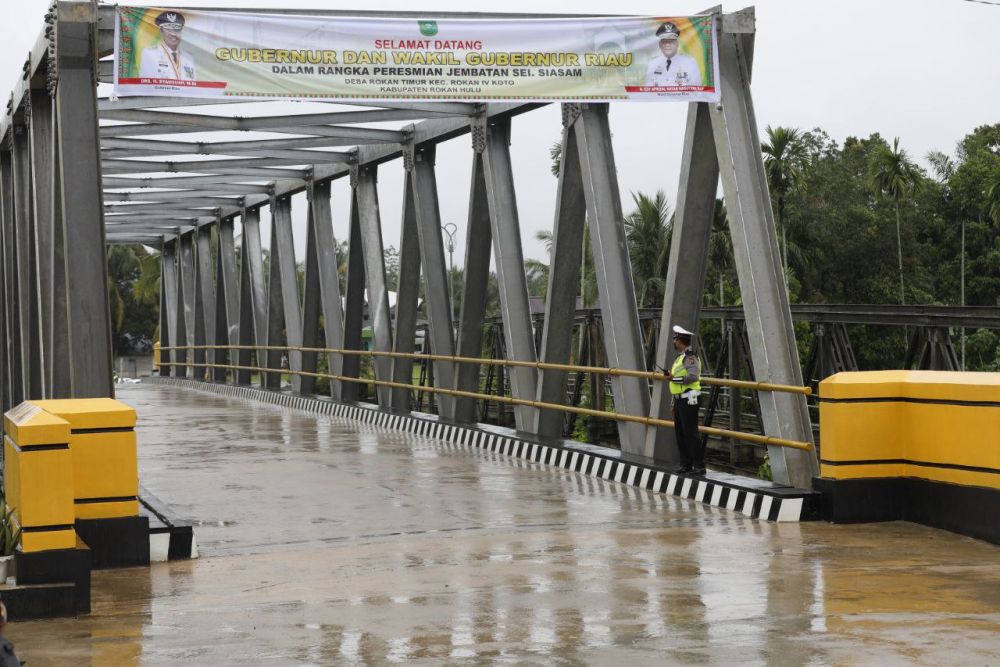 Diresmikan Gubri, Jembatan Sei Siasam di Desa Rokan Timur Bisa di Gunakan 