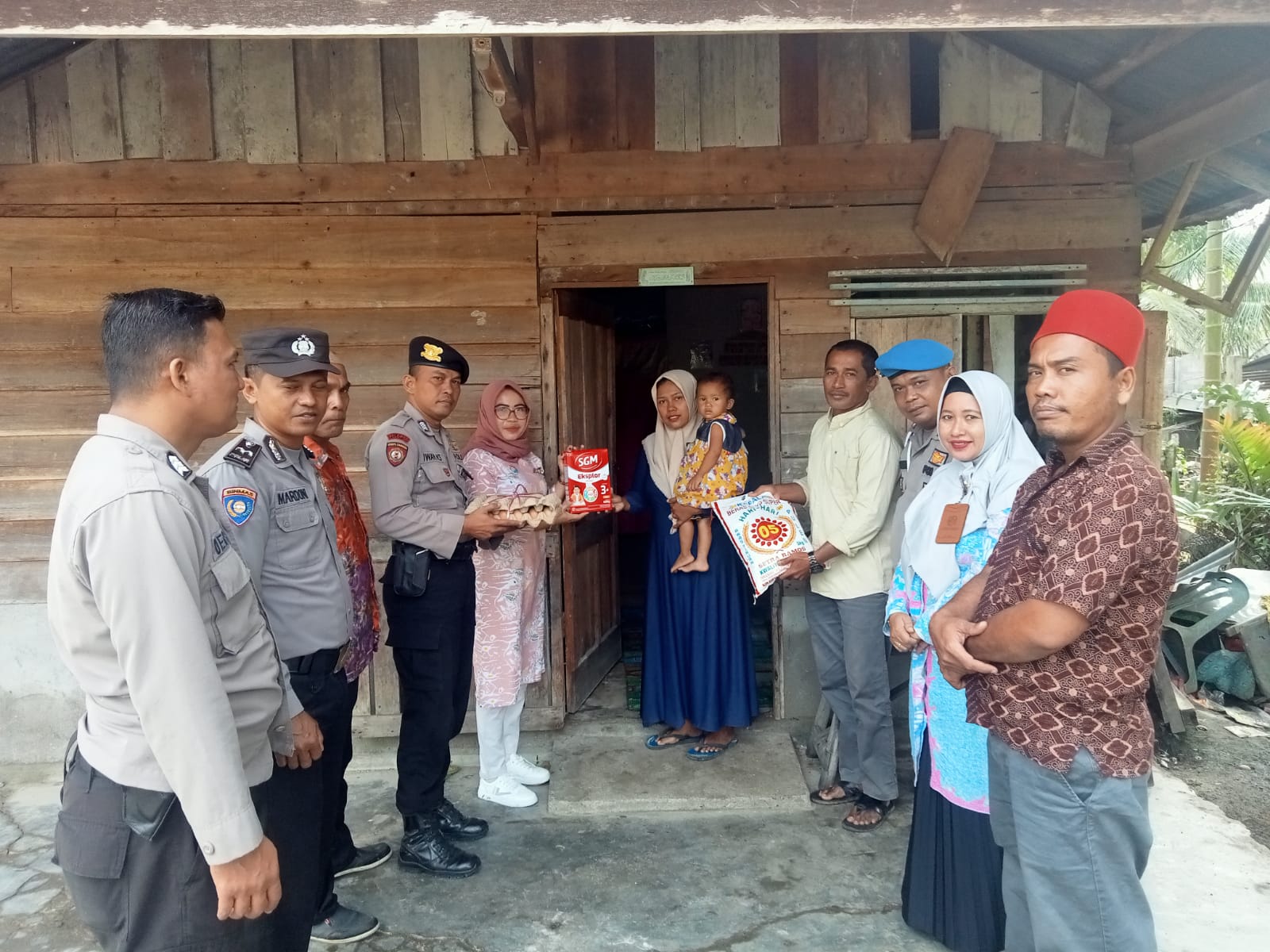 Dua Anak Stunting Dapat Bantuan Dari Polsek Merbau Melalui Program Sobat