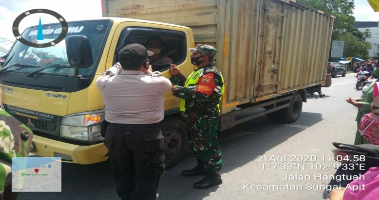 Bagikan Masker Gratis, Babinsa Koramil 06/Sungai Apit Adaptasi Kebiasaan Baru Jalan Hangtuah