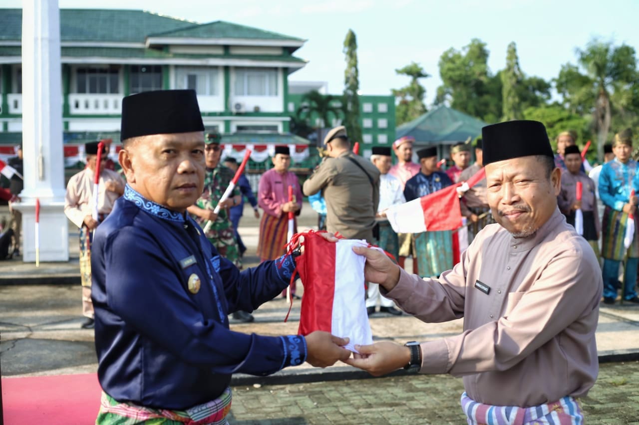 Plt Bupati Kepulauan Meranti Luncurkan Gerakan Nasional 10 Juta Bendera Merah Putih Sekaligus Lepas Pawai Gebyar Merah Putih
