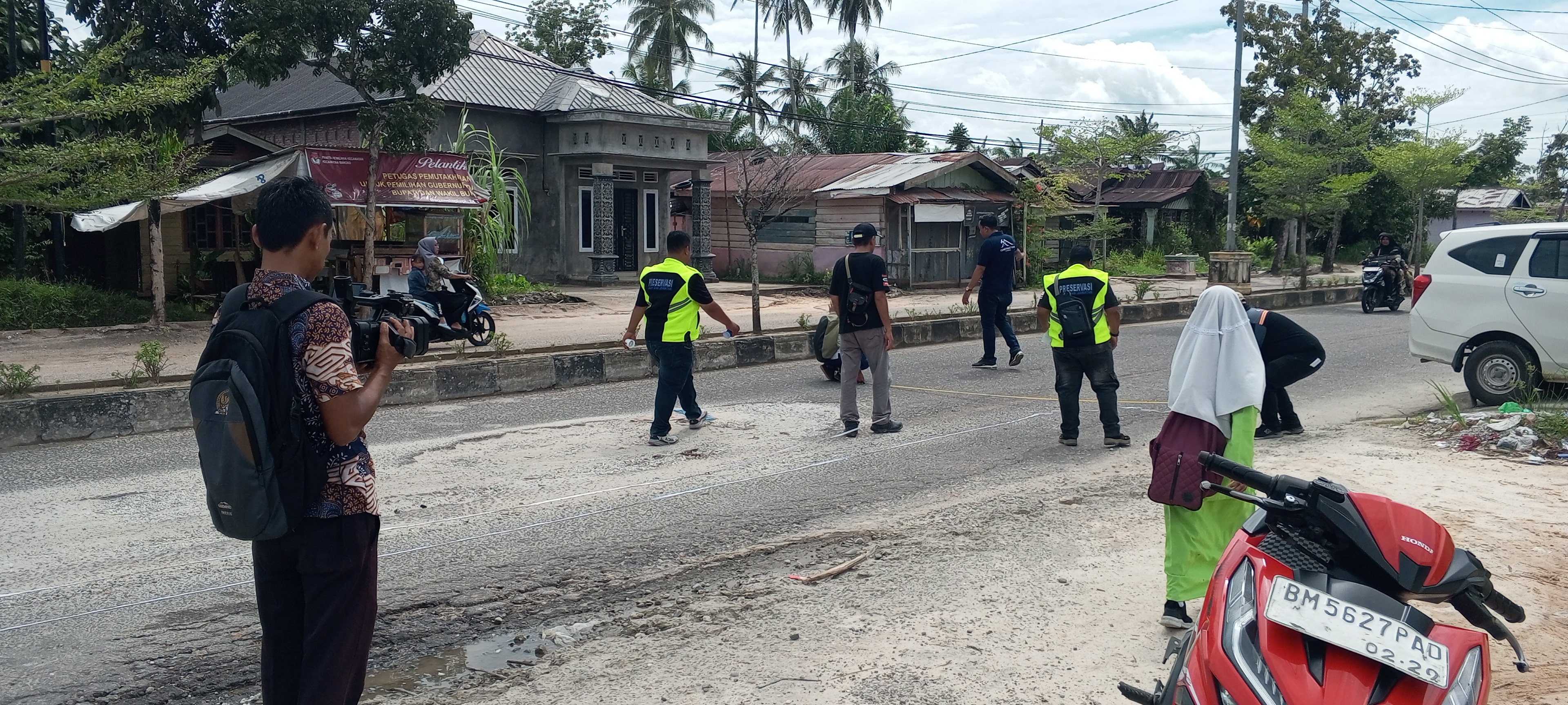 Kerusakan Jalan Kecamatan Mulai Diperbaiki, Pengawas dan Konsultan lakukan Pengukuran