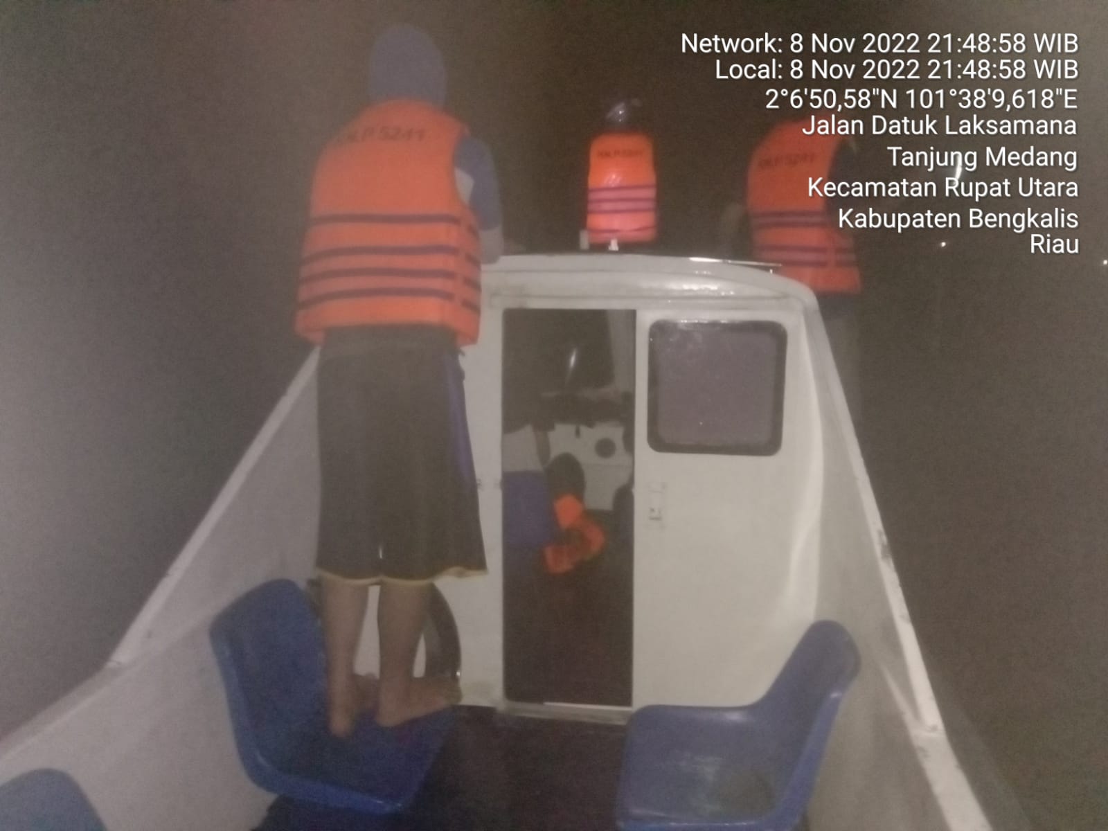 Tim Rescue BPBD Melakukan Penyisiran Korban Tenggelam di Pelabuhan Pajak Rupat Utara