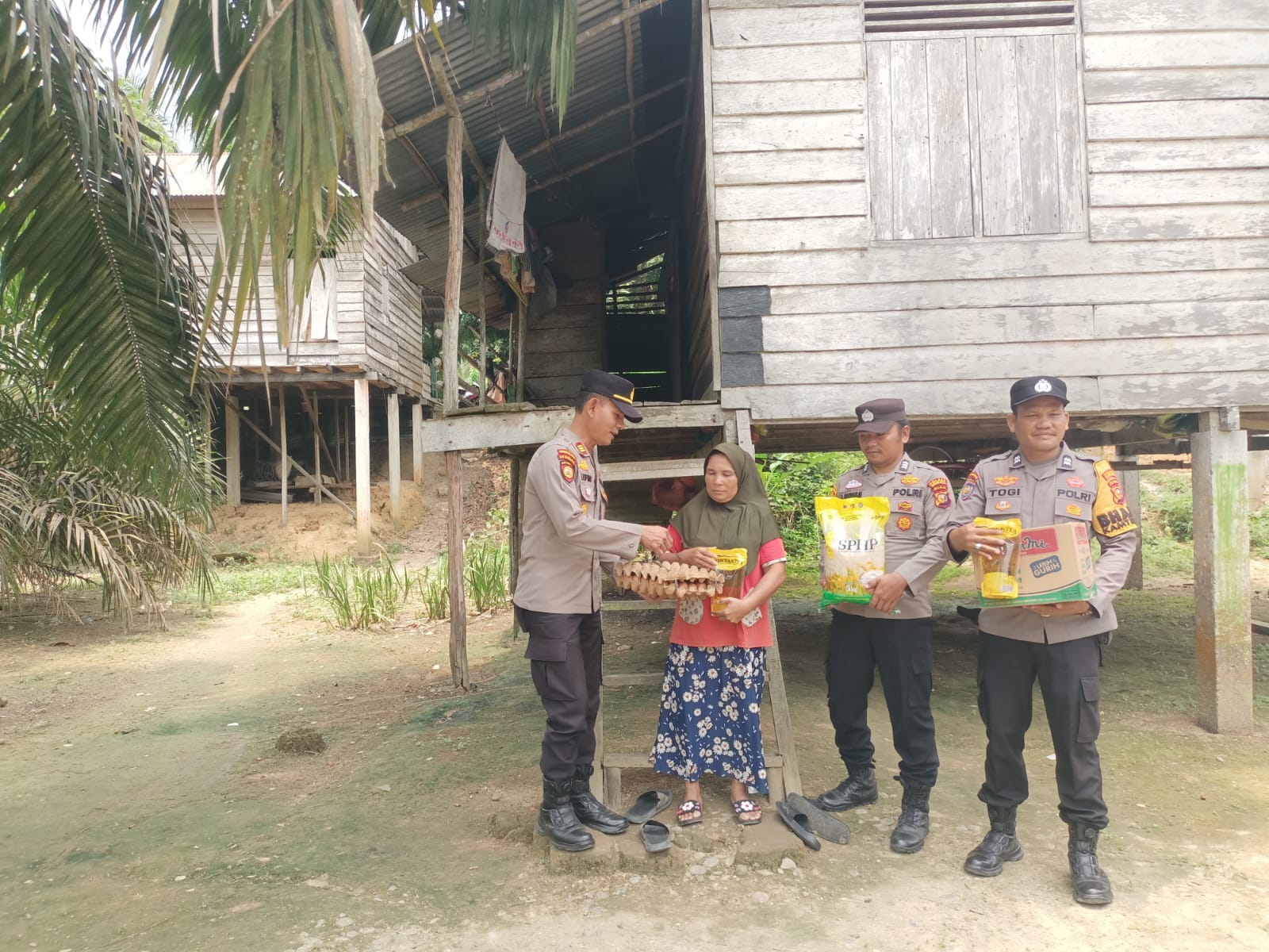 Polsek Kabun Gelar Program JALUR, Salurkan Bantuan Sembako untuk Warga Bantaran Sungai