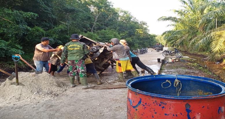Gotong-royong Warga Desa Kembali  di Terapkan Satgas TMMD ke-108 Kodim 0303/Bengkalis Untuk Bangun Desa
