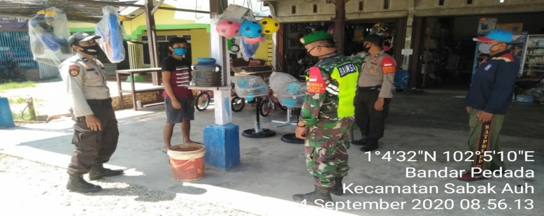 Pendisiplinan Warga Penerapan 3 M di Pasar Pedada Babinsa Kodim 0303/Bengkalis Koramil 12/Pwk Sabak Auh