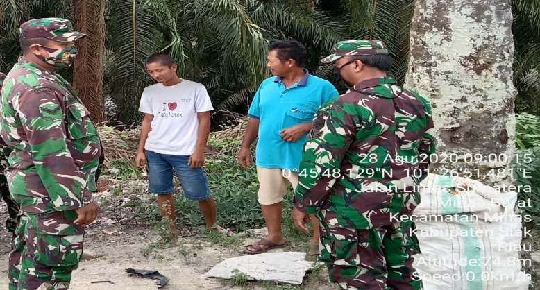 Babinsa Koramil 08/ Merbau  Sosialisasi Pendisiplian Protokol Kesehatan di Desa Mekar Sari