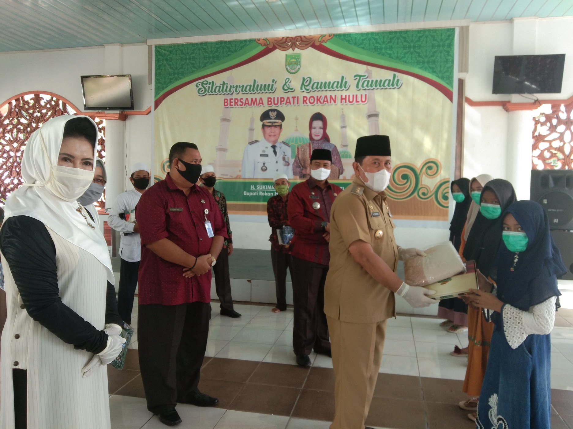 Bupati bersama Ketua TP PKK Rohul Serahkan Bantuan Pakaian Muslim dan Alquran untuk Mubaligh dan Anak Yatim