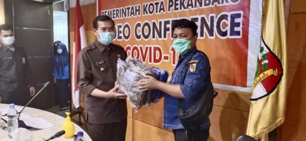 Wartawan di Pekanbaru Beri Bantuan APD untuk Petugas Medis