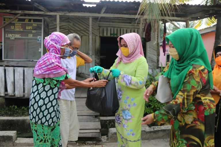 Hj. Misnarni Syamsuar Turun Tangan Membagikan Sembako Kepada Warga Kurang Mampu