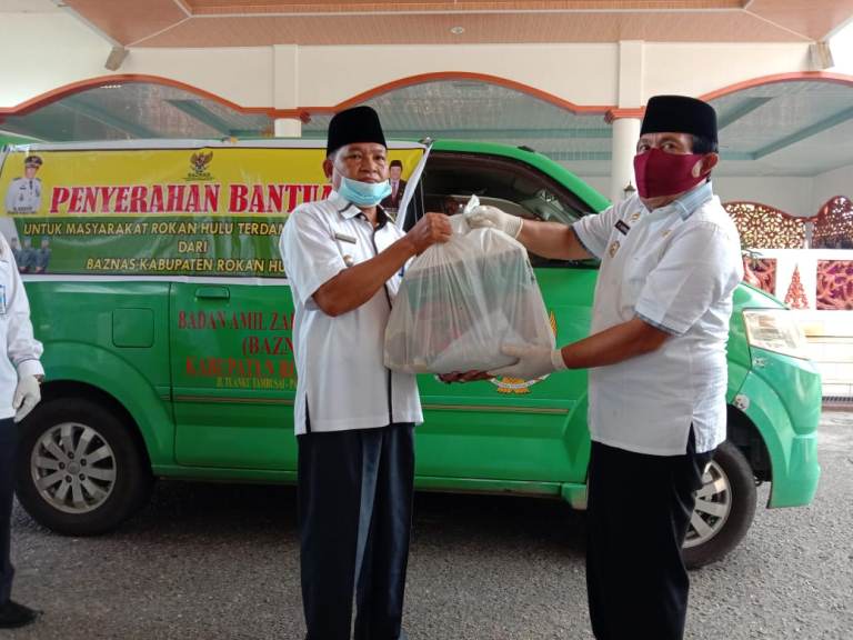 Terdampak Covid-19, Bupati Sukiman, BAZNas Rohul Bagikan 1000 Paket Sembako untuk Warga
