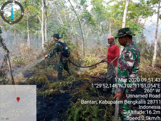 Team 2 Karhutla Koramil 01/ Bengkalis Ikut Padamkan Api di Dusun Resam Lapis Bantan