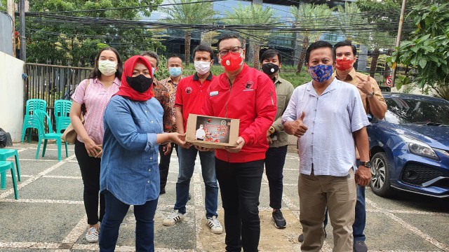 Peduli Pandemi Covid-19, Eriko Sotarduga Salurkan 2000 Sembako