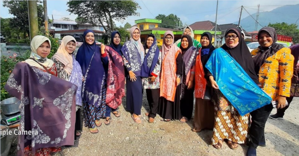 Dosen Kriya Seni ISI Padangpanjang Bekali IRT Silaing Atas dengan Keterampilan Batik