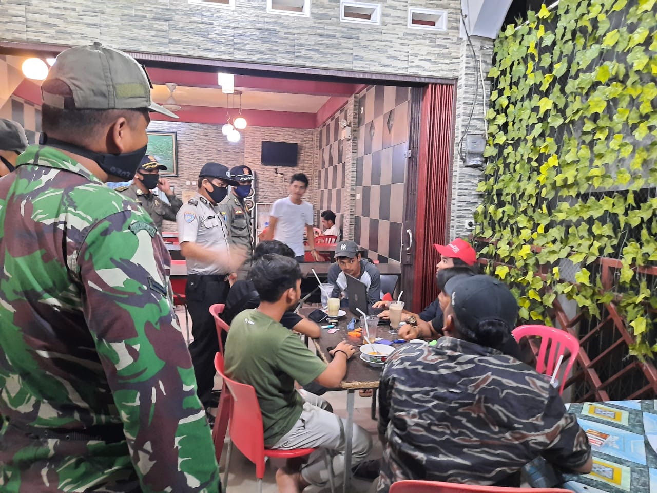 Patroli Malam Anggota TNI, Polsek, Satpol PP Di Kp Minas Barat Pembubaran Larangan Berkumpul