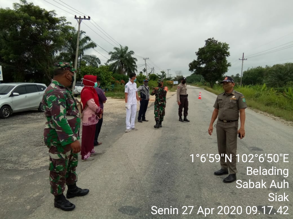 Penyekatan Jalan Babinsa Koramil 12/Pwk Sabak Auh Bersama Tim Gugus Tugas Pencegahan Covid-19 dan Relawan
