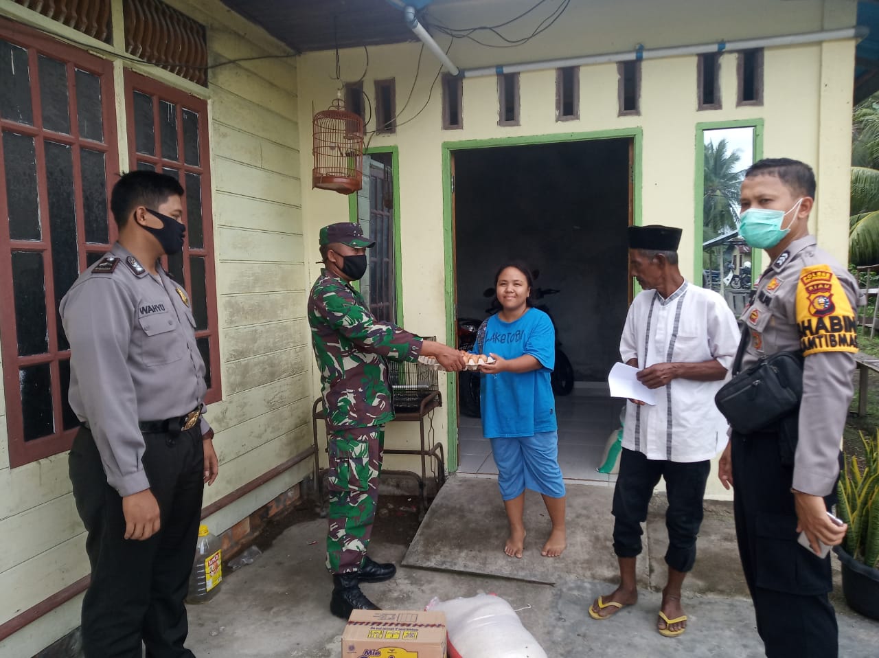 Polisi dan TNI kawal Penyaluran Bantuan Bahan Pangan Pemdes Banglas 