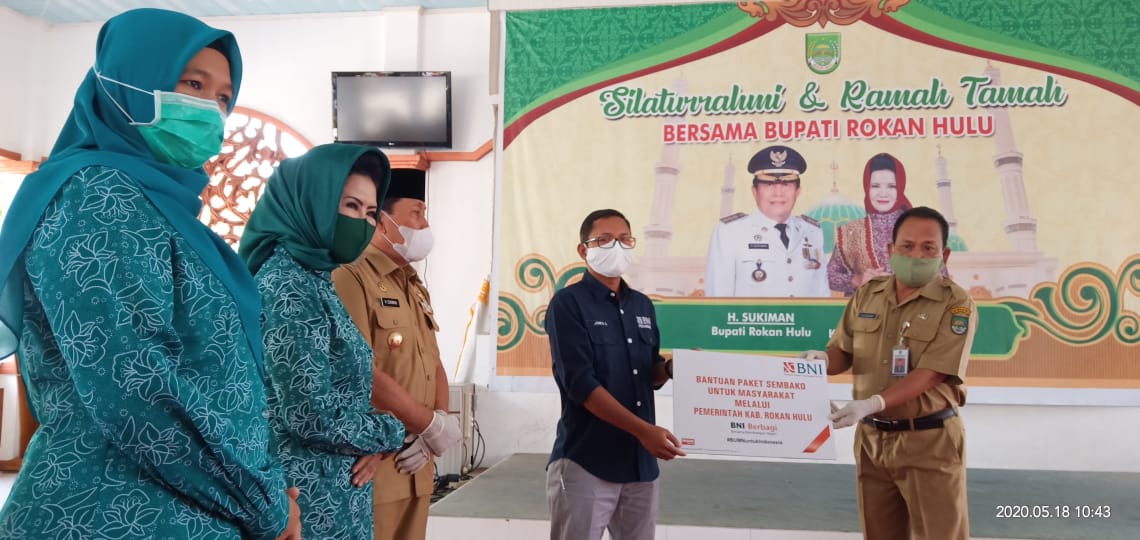 KCP BNI Pasir Pengarayan Serahkan 100 Paket Sembako Kepada Pemkab Rohul
