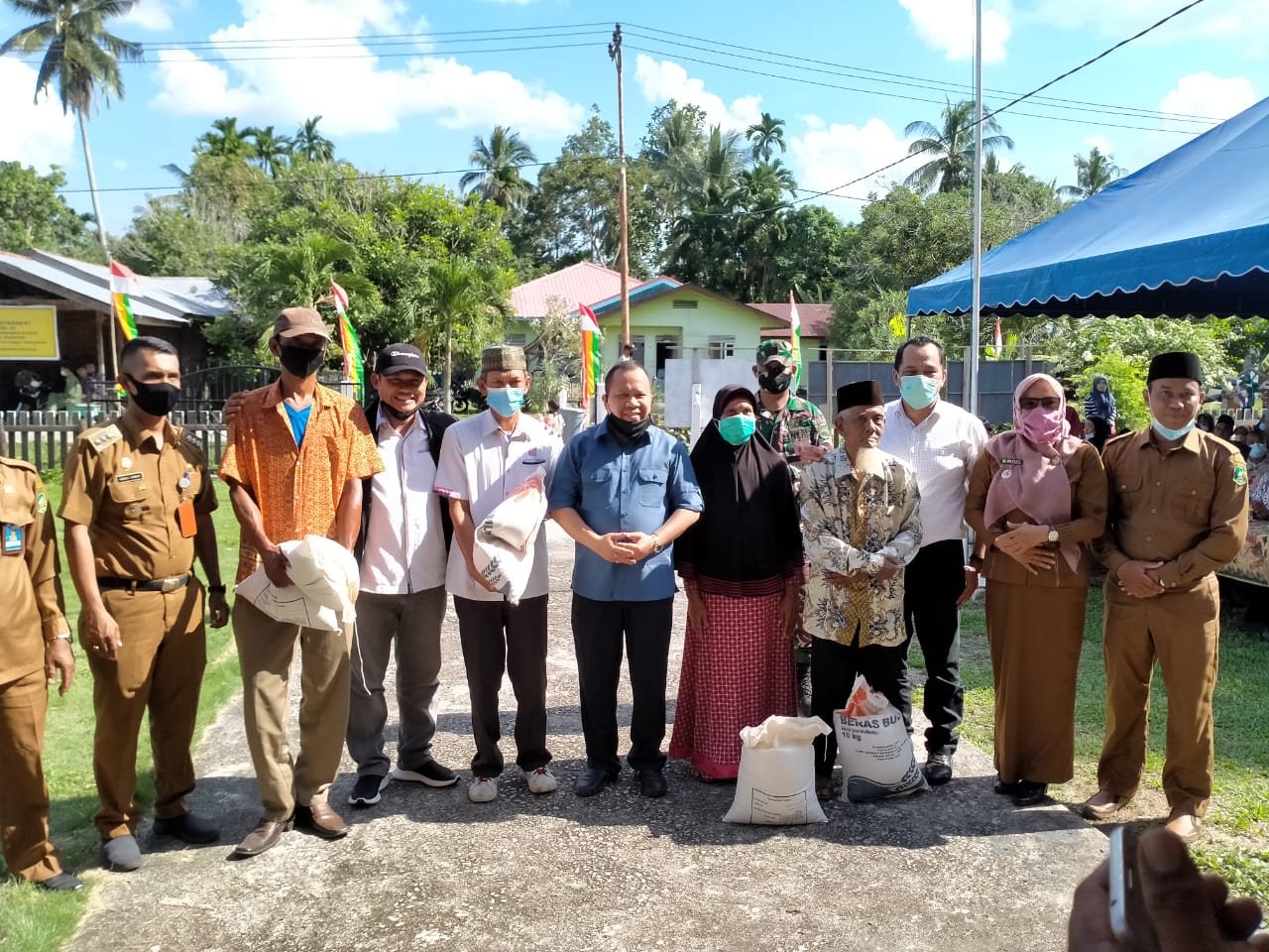 Bupati Irwan Silaturrahmi Sekaligus Serah Bantuan Kepada Masyarakat Mengkopot dan Tanjung Pisang