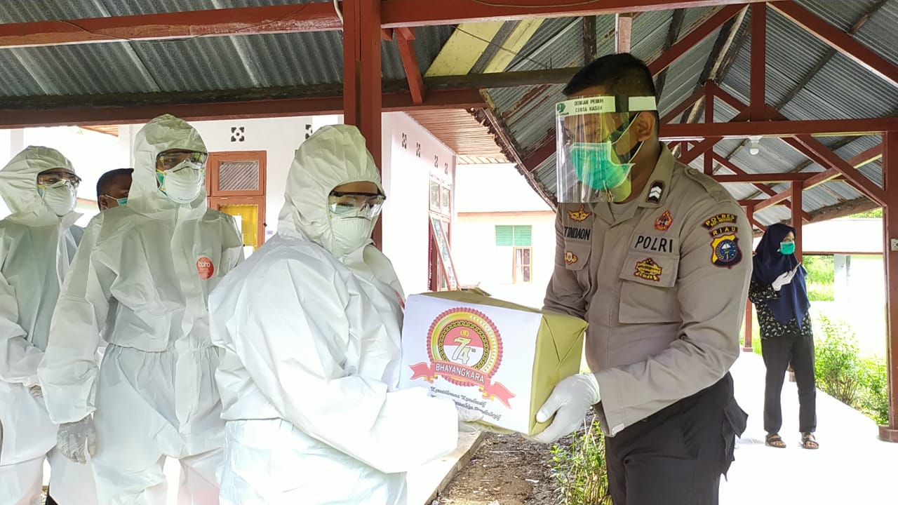 Tenaga Medis RSUD Meranti di BLK Terima Parsel dan Paket Sembako Dari Polres