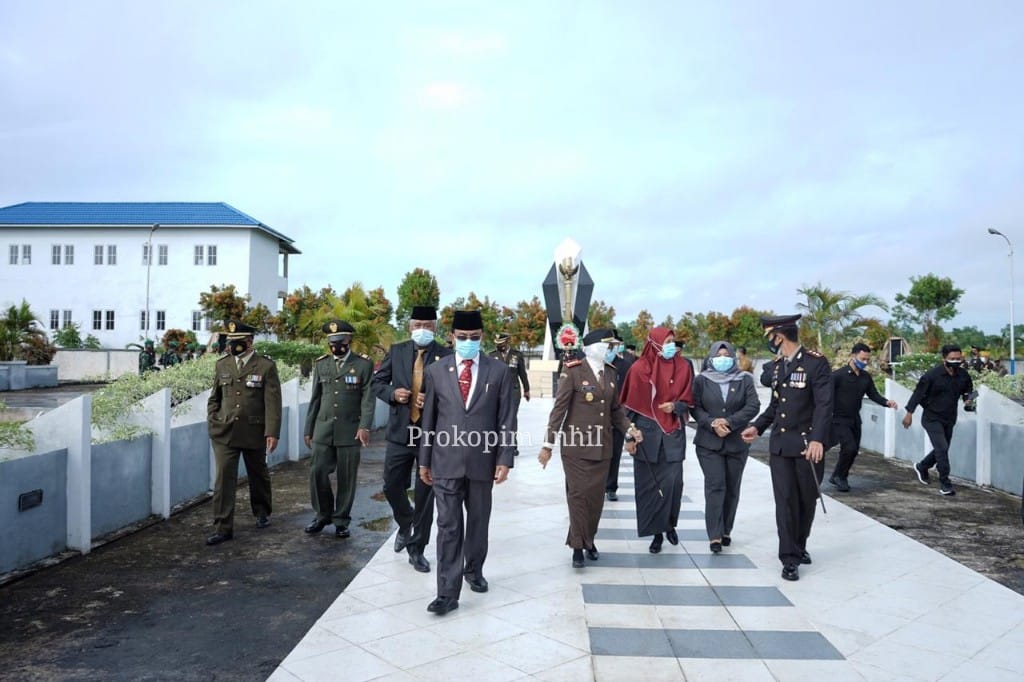 Bupati HM Wardan Irup Hari Pahlawan dan Ziarah ke TMP Yudha Bahkti Tembilahan 