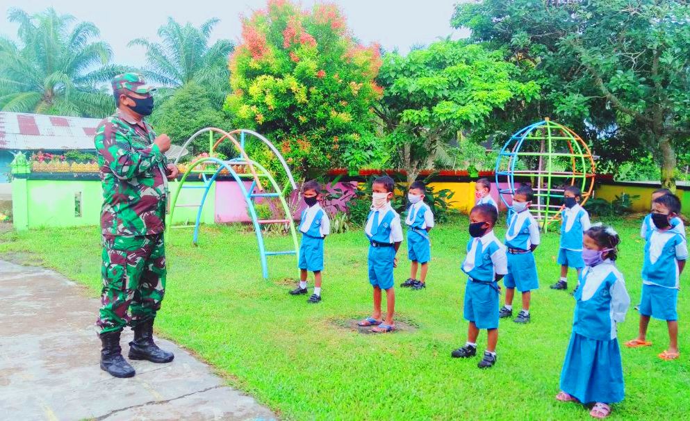 Cegah penyebaran Covid19, Babinsa Koramil 02 Rambah Kodim 0313/KPR  titip pesan  di TK Nusa Indah