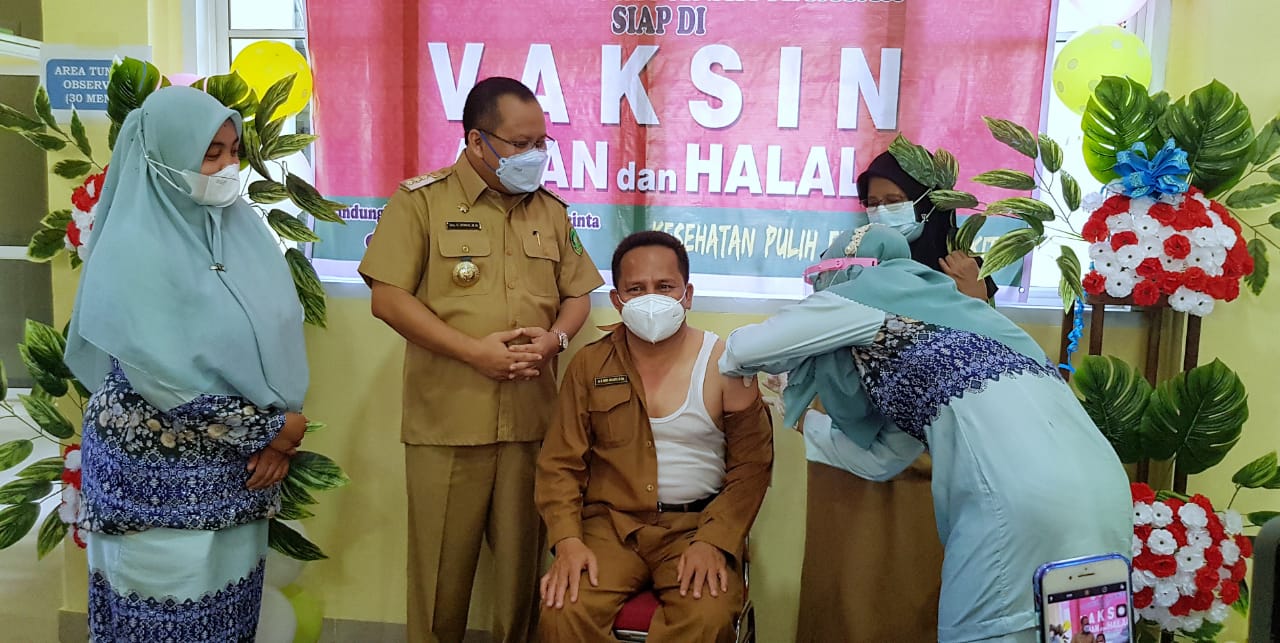 Bupati Irwan Canangkan Vaksinasi Covid-19 di Kepulauan Meranti, 500-an Nakes Telah Jalani Vaksinasi