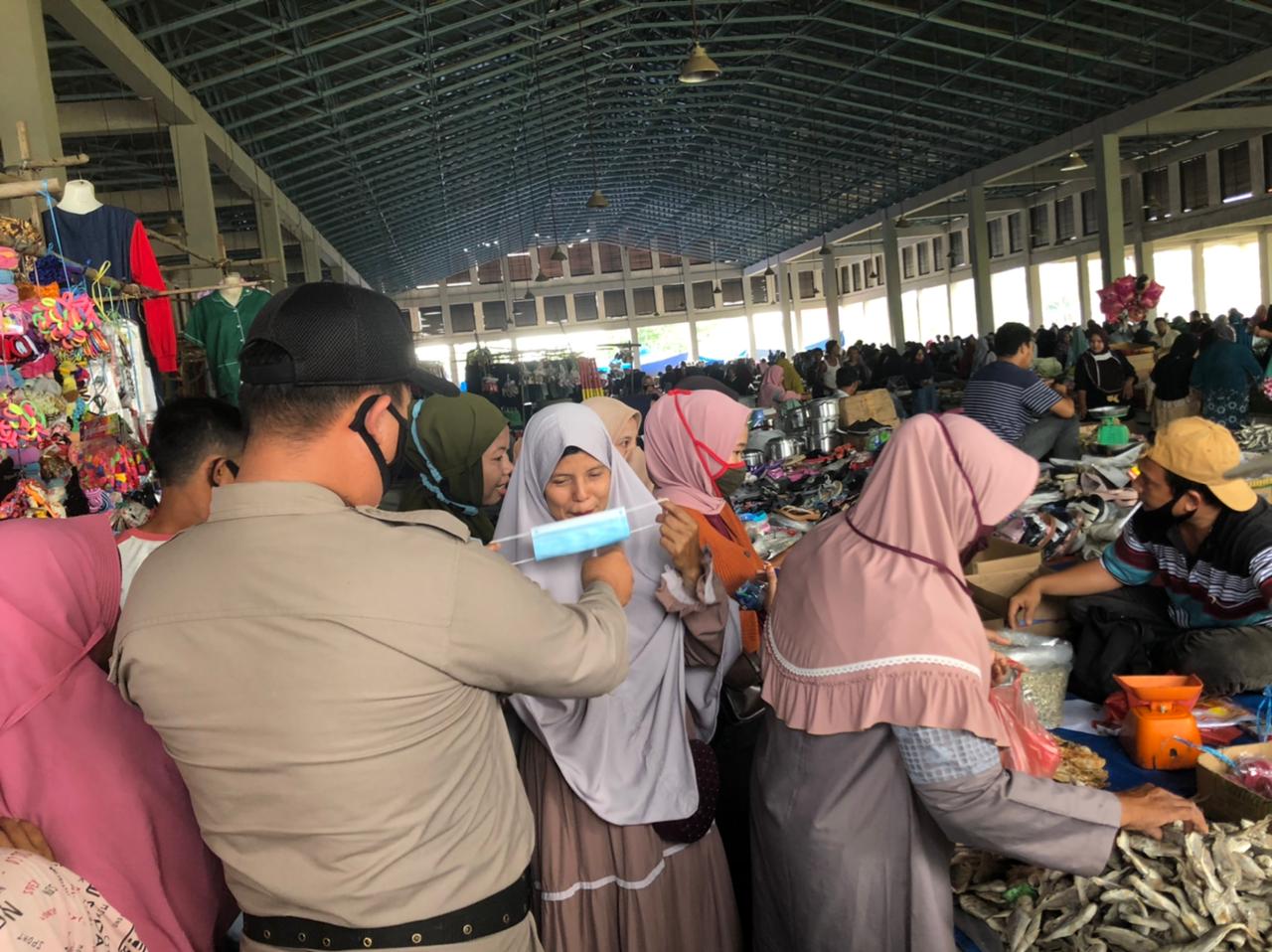 TNI-Polri Bagikan Masker di Pasar Japura