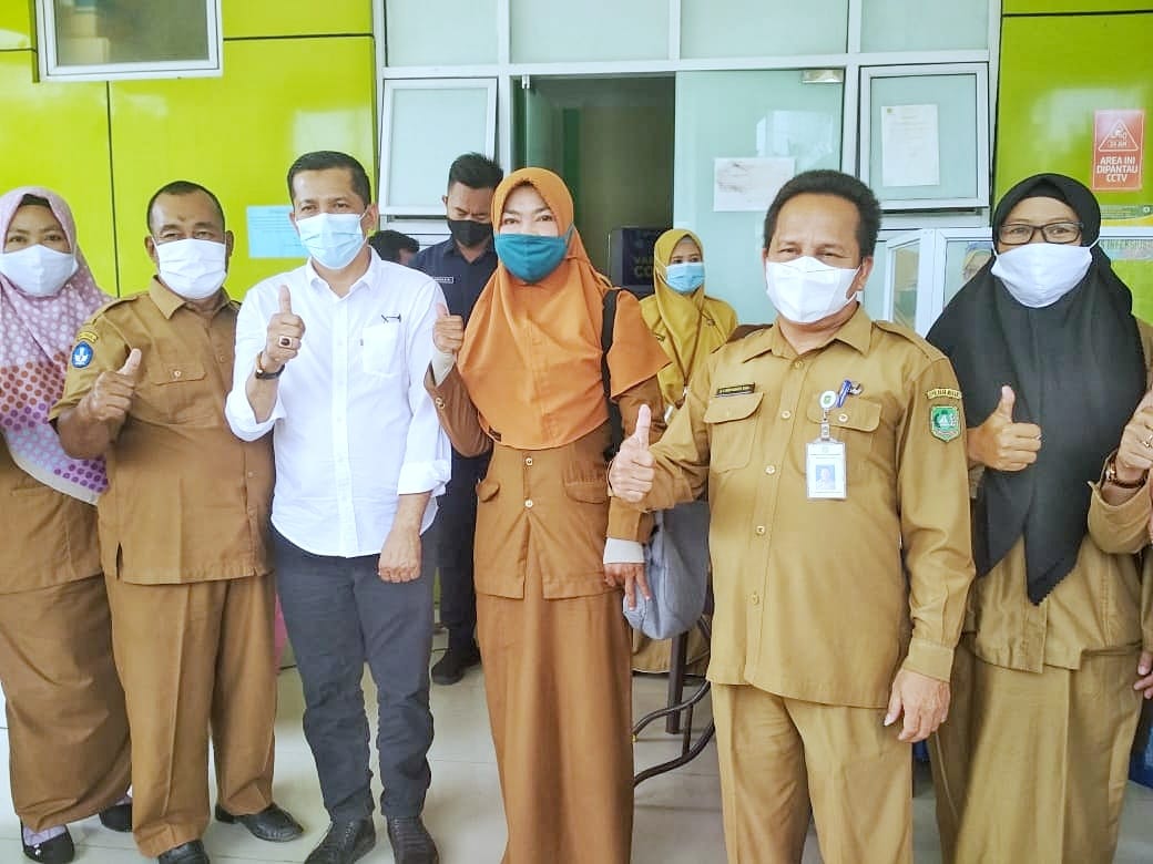Bupati dan Wakil  Bupati Tinjau Vaksinasi Tahap 2 Untuk Para Guru di Kepulauan Meranti
