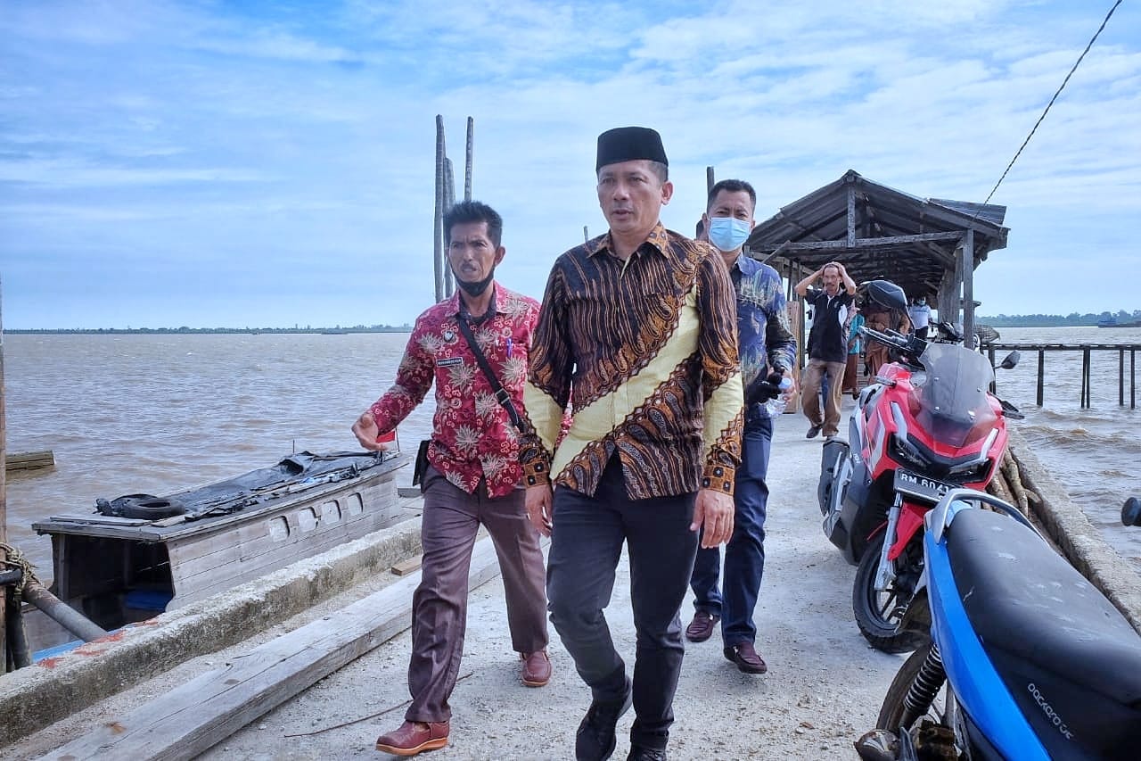 Monev Ke Kecamatan Rangsang Bupati H.M Adil Tinjau Jembatan dan Jenguk Warga Sakit