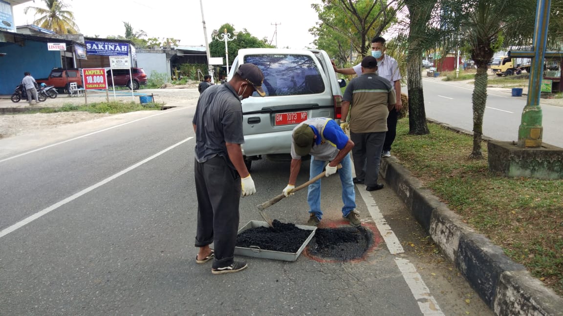 Dinas PUPR Rohul Lakukan Penambalan RuasÂ  Jalan Provinsi yang Berlobang
