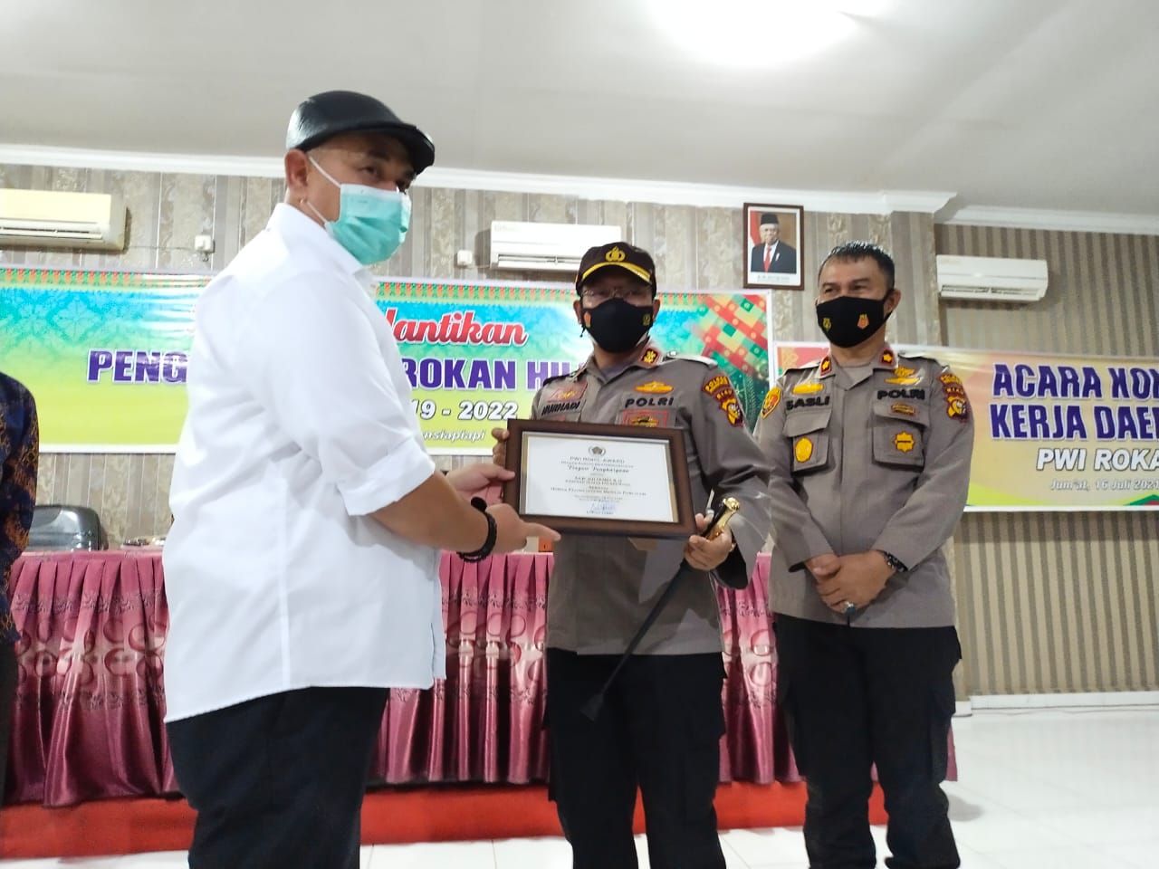 Humas Polres Rohil dan Kapolsek Bangko Raih Penghargaan Dari PWI Rohil