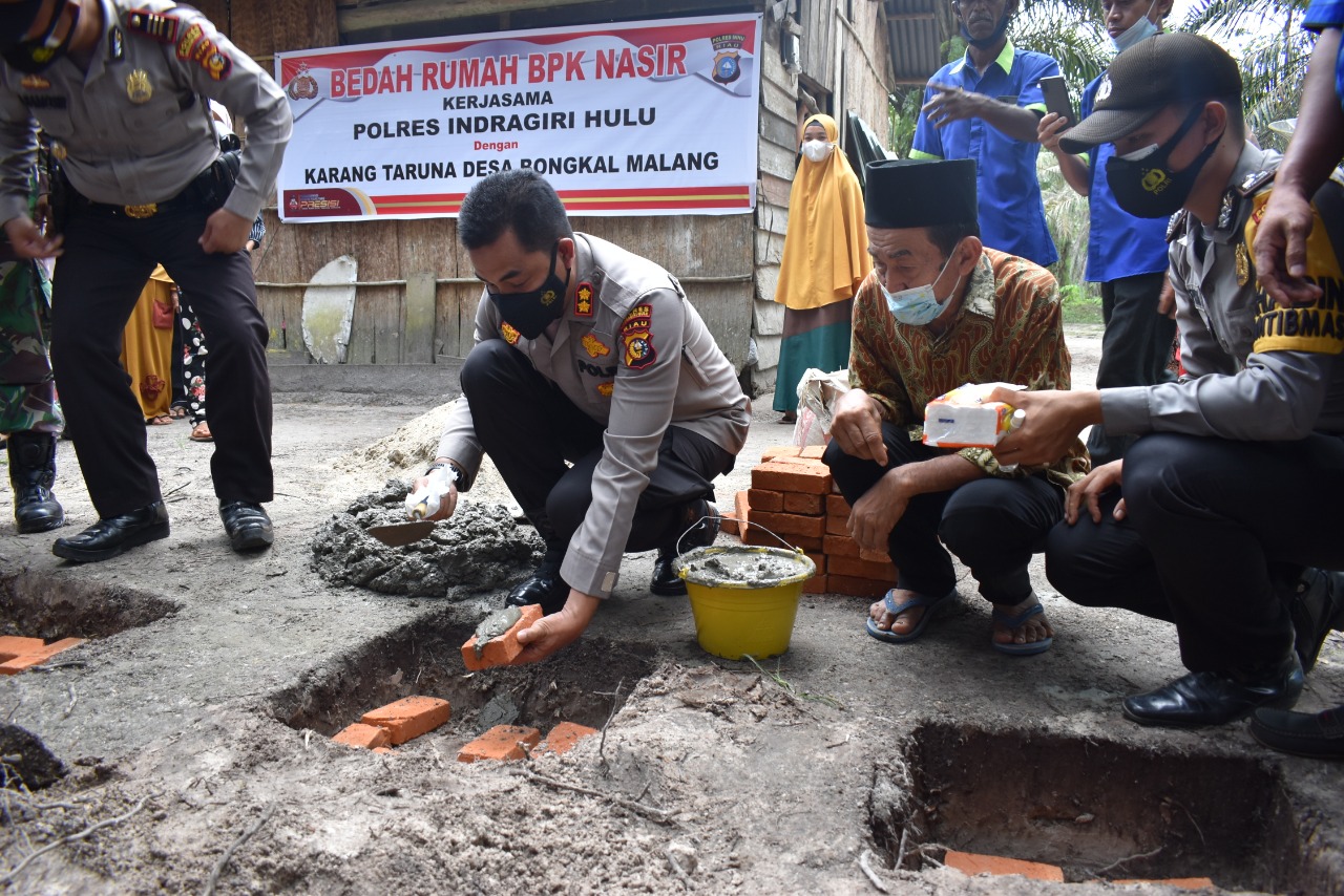 Kapolres Bersama Karang Taruna Bedah Rumah Warga