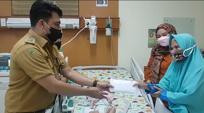 Lurah Sidomulyo Barat Edi Susanto Serahkan Bantuan untuk Bayi Penderita Jantung Bocor dan Paru-paru