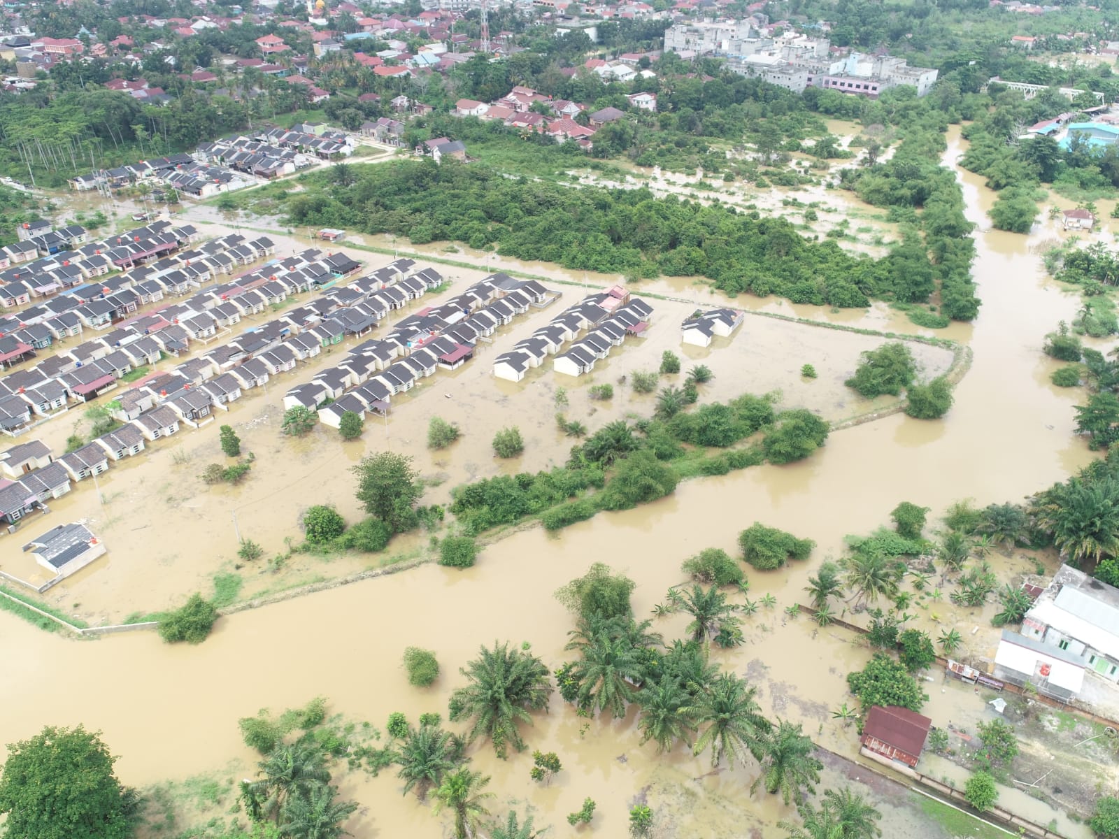 Sungai Sail Meluap, Ratusan Rumah Warga RW 12 Kelurahan Pematangkapau Terendam 
