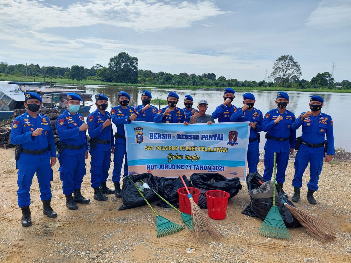 HUT KE 71 Polairud,Polres Pelalawan Bersih Bersih Pantai 