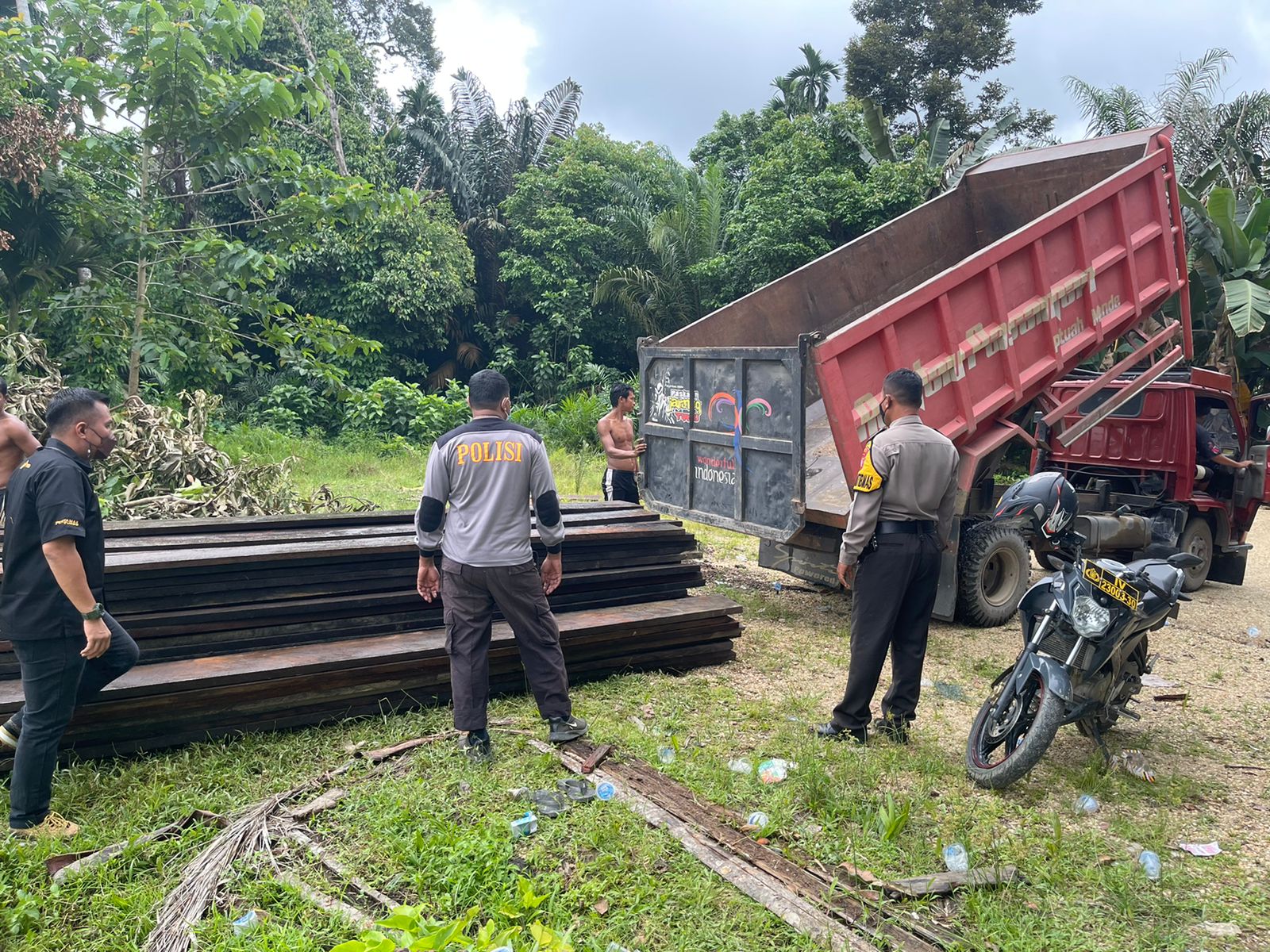 Kapolres Inhu Temukan Puluhan Kubik Kayu Diduga  Ilega