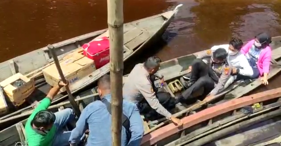 Berangkat dengan Menggunakan Sampan, Vaksinasi Covid-19 Sasar Suku Akit di Desa Batin Suir