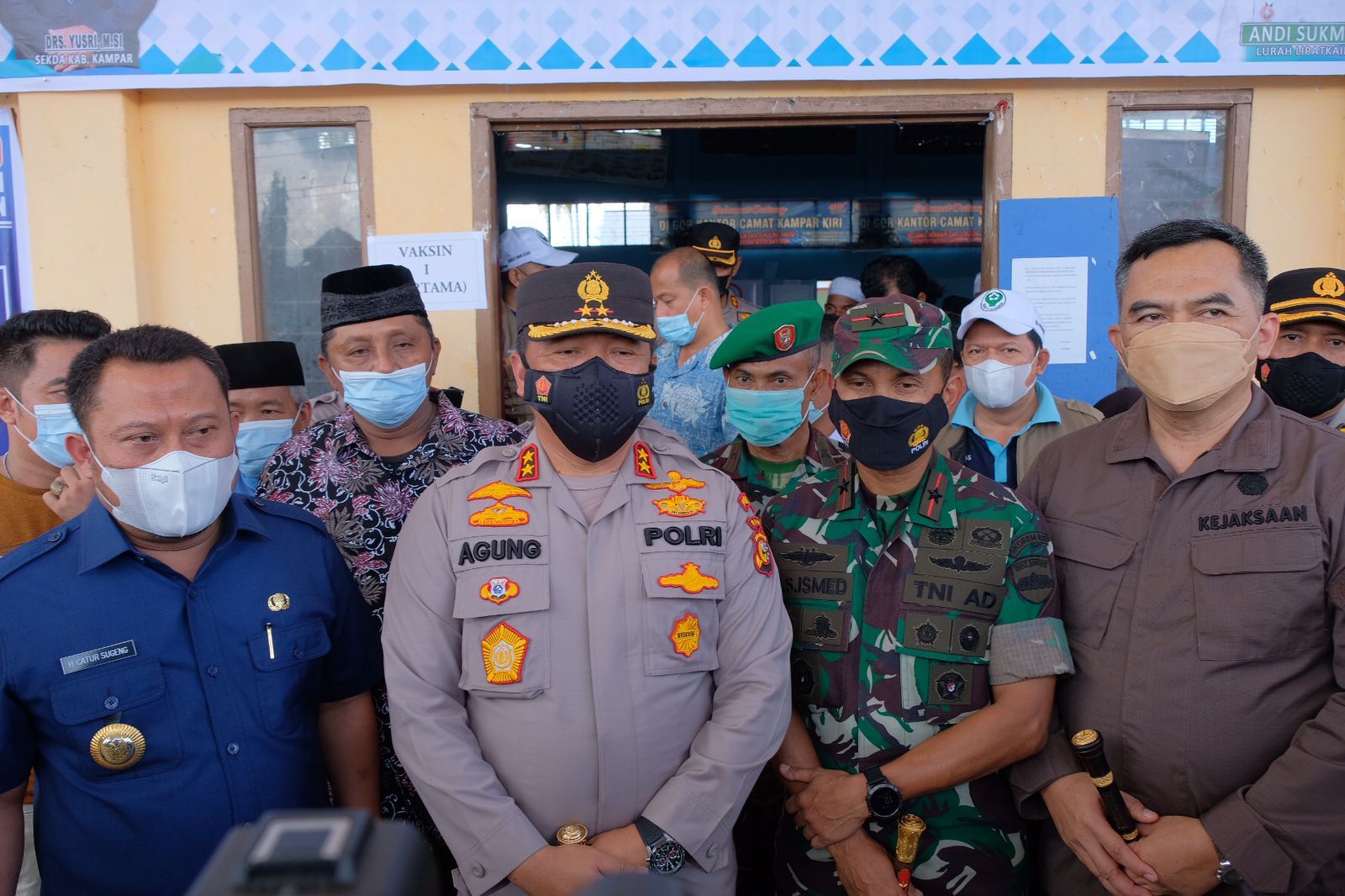 Kapolda Riau Tinjau Vaksinasi Serentak di Kampar Kiri, Target 70 Persen Akhir 2021 