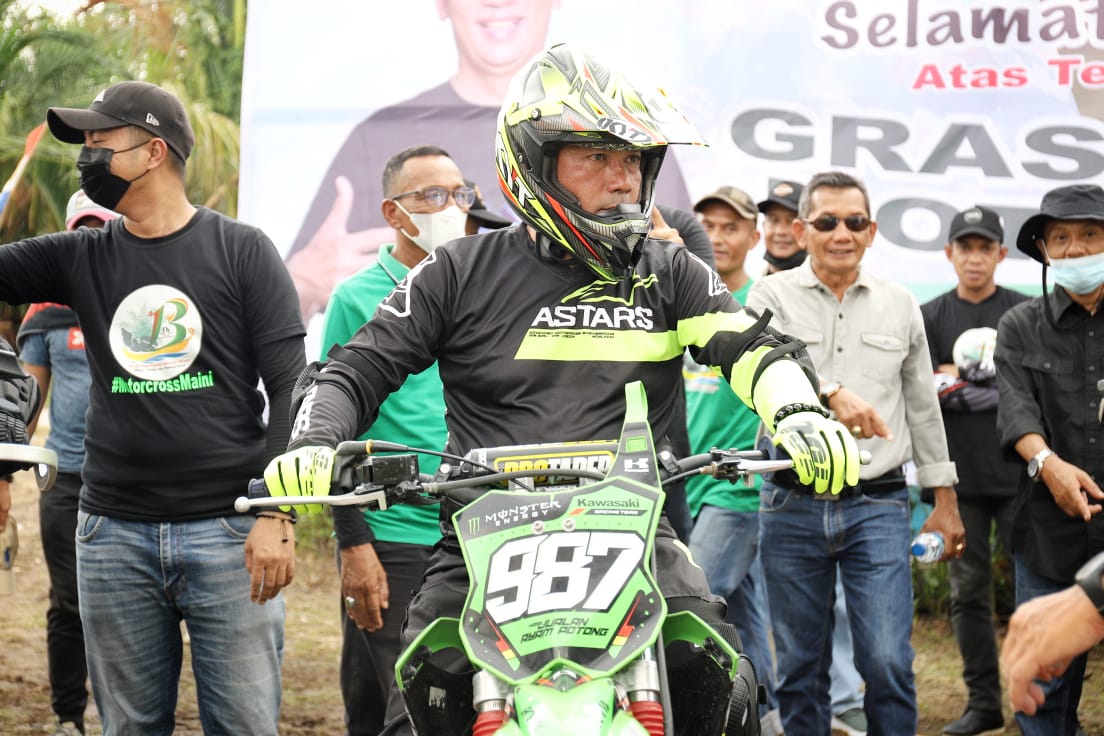 HUT Meranti Ke-13, Bupati HM Adil Meriahkan Lomba Motor Cross Dengan Ikut Serta di Gasstrack