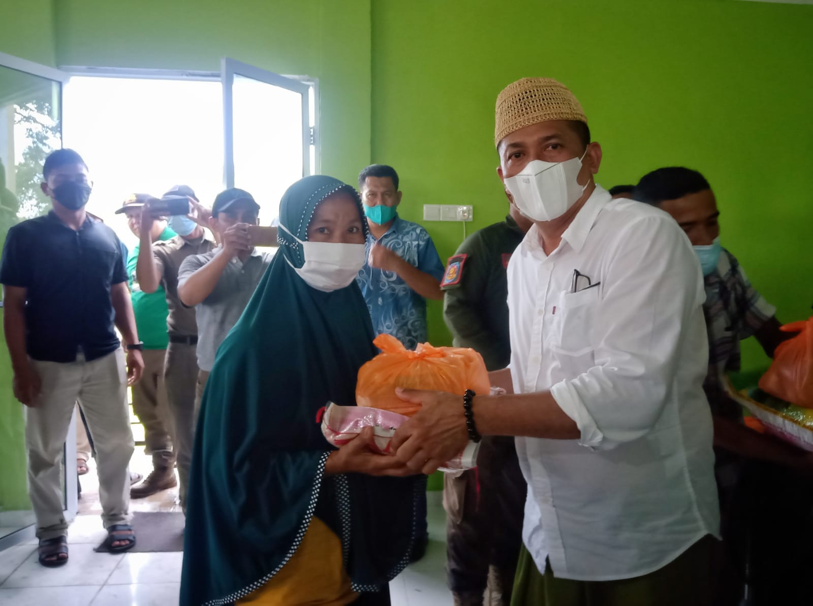 Dapat Kiriman Video Lahan Pertanian Dilanda Banjir Pasang, Bupati Datang Bawa Sembako