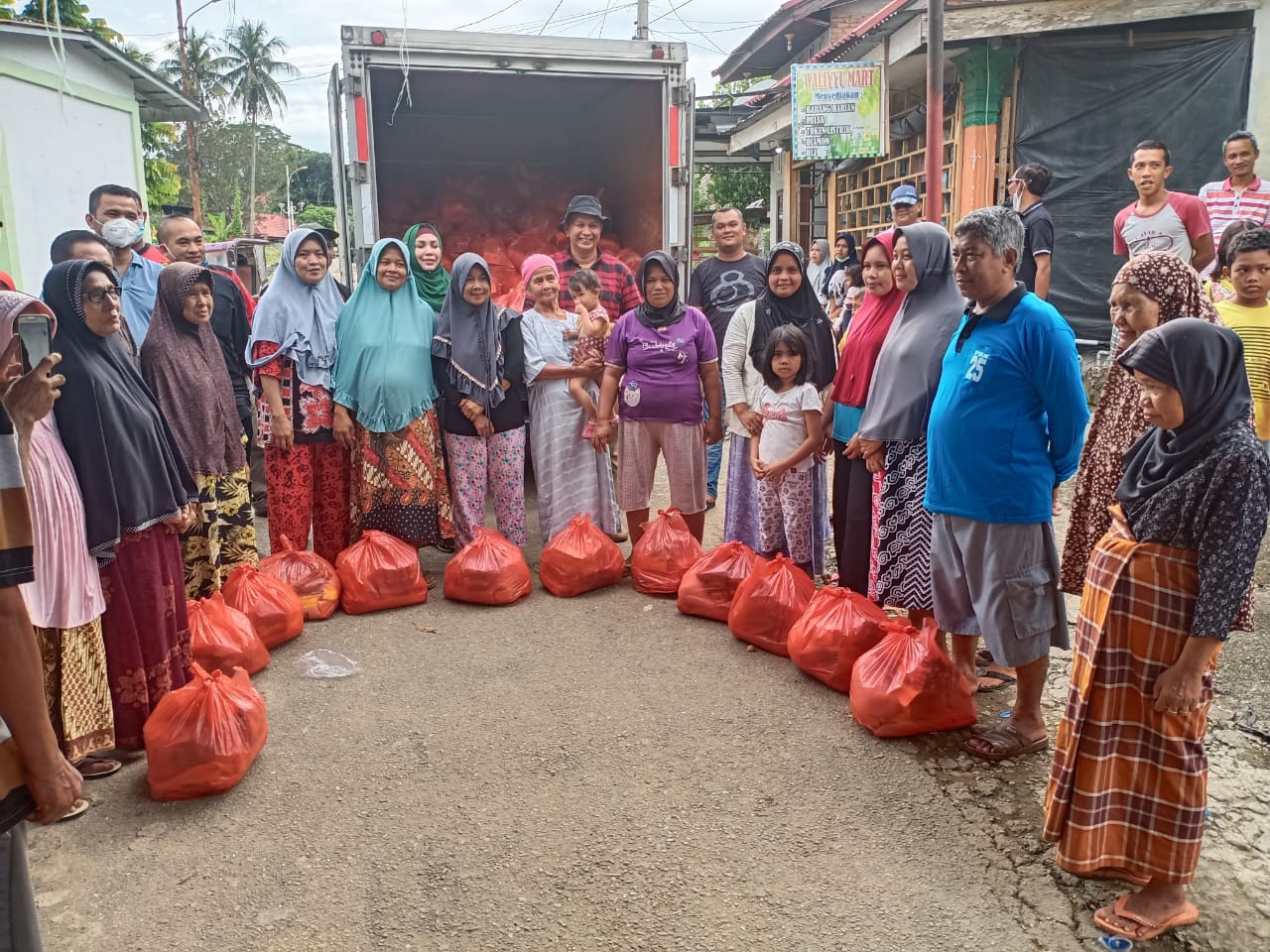 BaganaÂ  PDI-P Riau serahkan 200 sembako pada Korban Banjir di Kelurahan Pasir Pengaraian