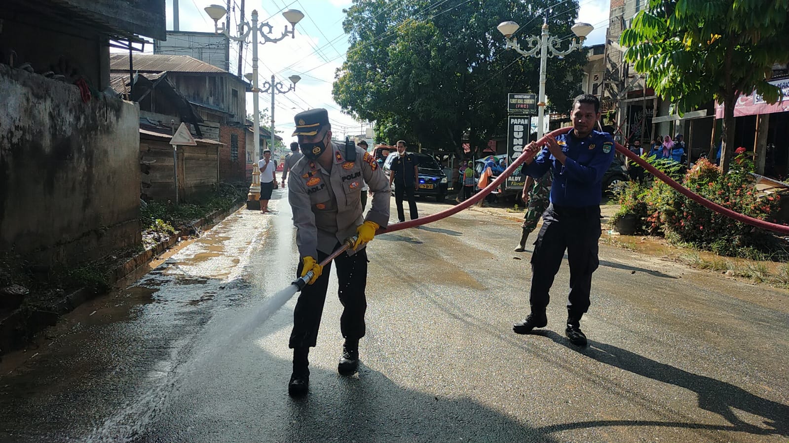 Jajaran Polres Rohul  goro Pembersihan Fasilitas Umum Pasca Banjir Bandang 