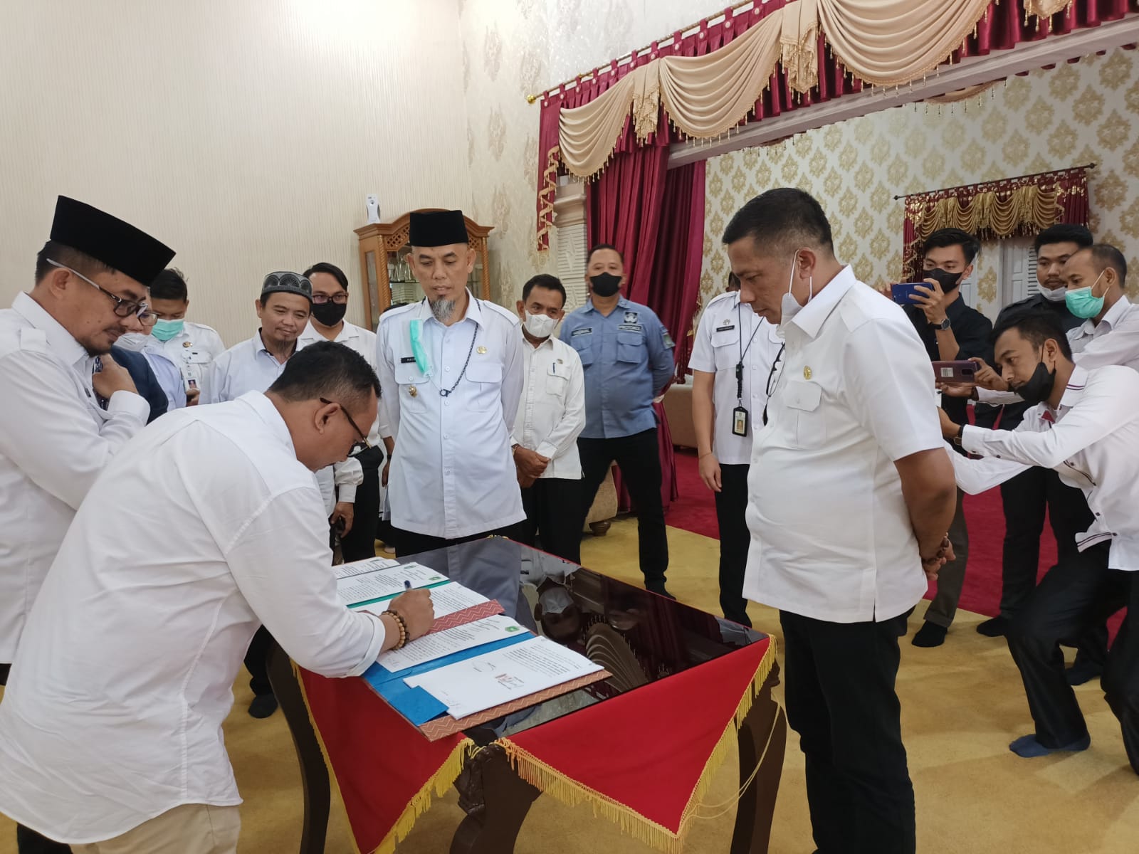 Bupati Adil Minta PLN Gratiskan Sambungan Listrik untuk Pelaku UMKM 