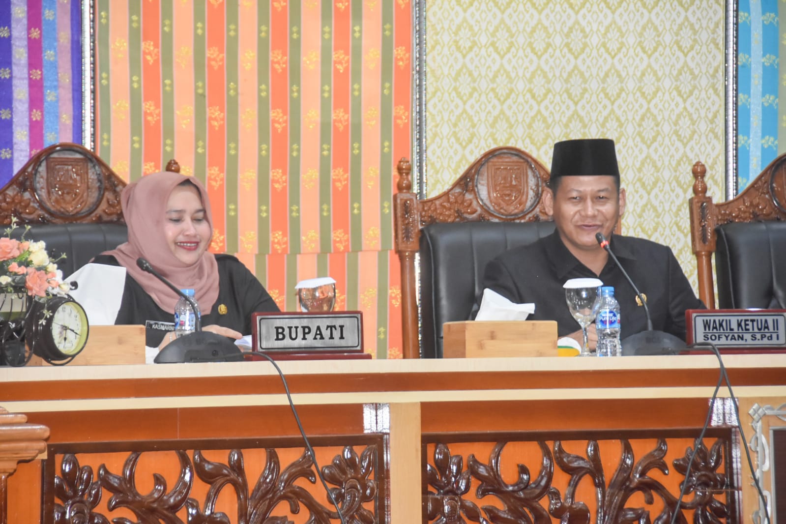 Bupati Kasmarni Sampaikan Pandangan Umum Fraksi