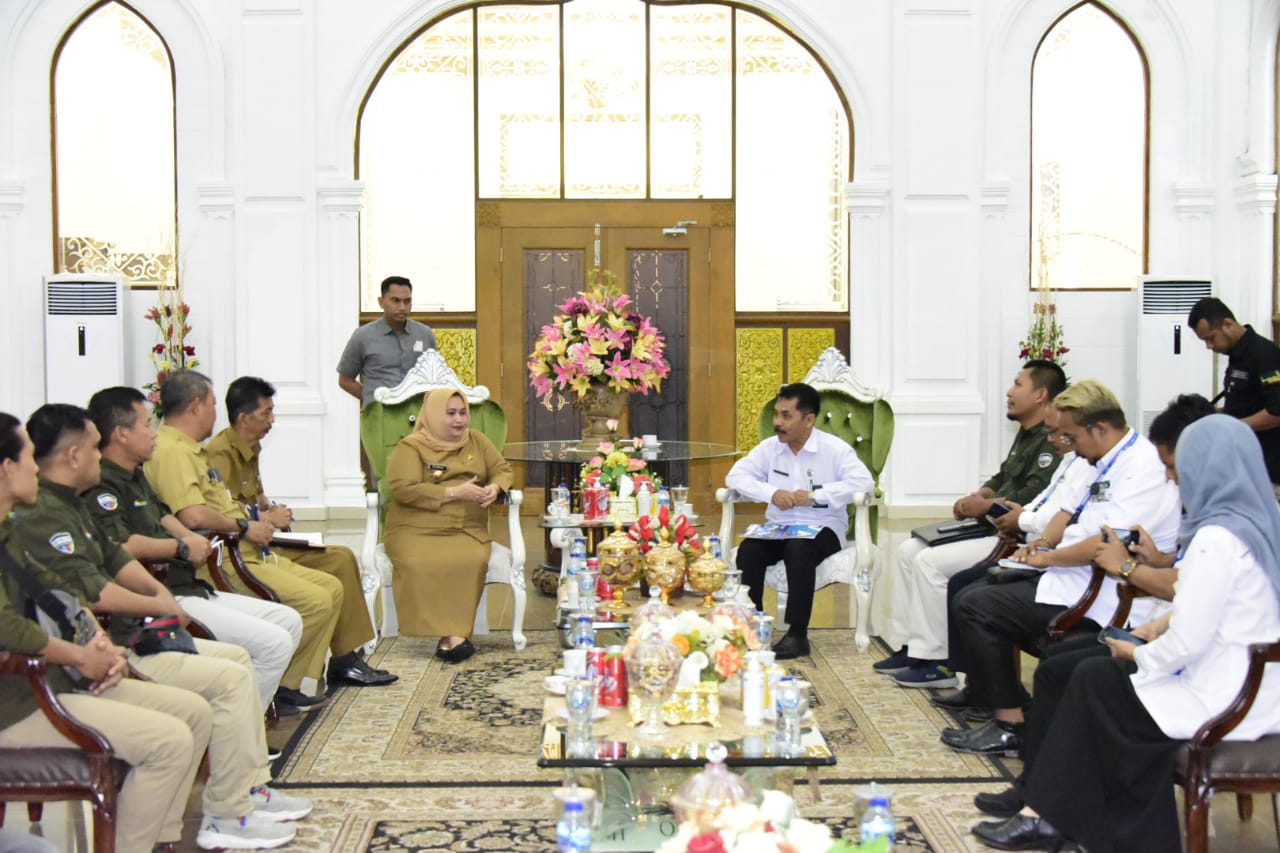 Hari Raya Idul Adha, Golkar Pelalawan Sembelih Kerbau Korban & Berbagi